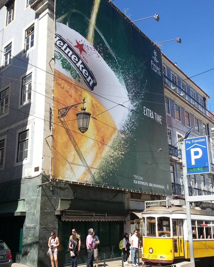 Lona publicitária de grande formato instalada em fachada de prédio no Chiado, Lisboa