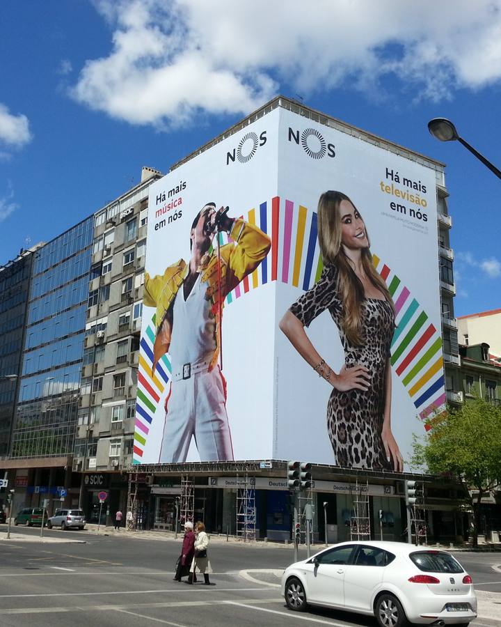 Empena publicitária de grande formato aplicada em edifício de gaveto em Lisboa