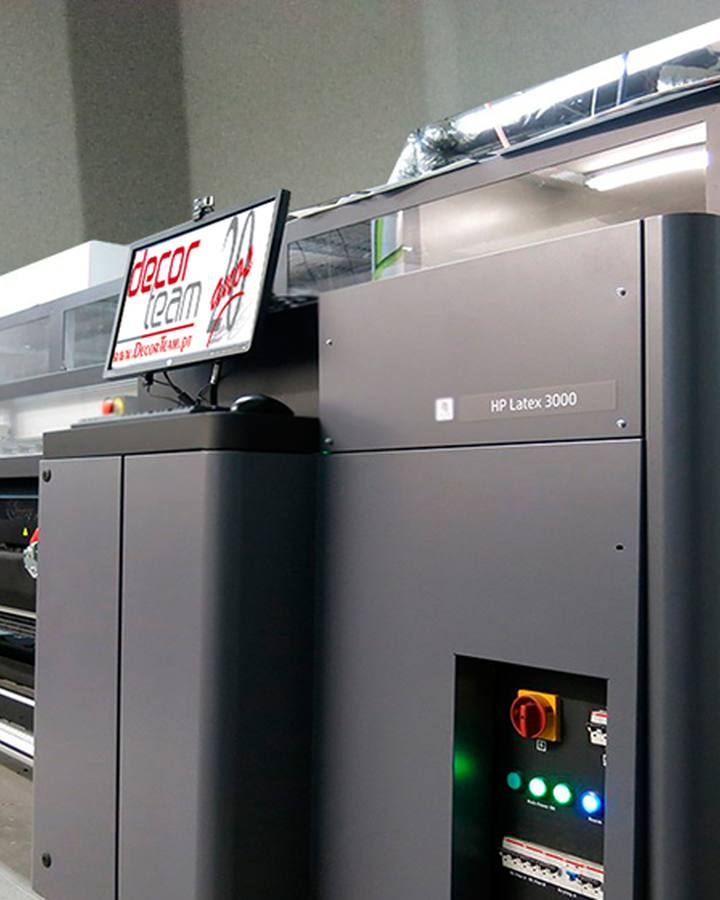 Impressora HP Latex 3000 de grande formato na produção da DecorTeam