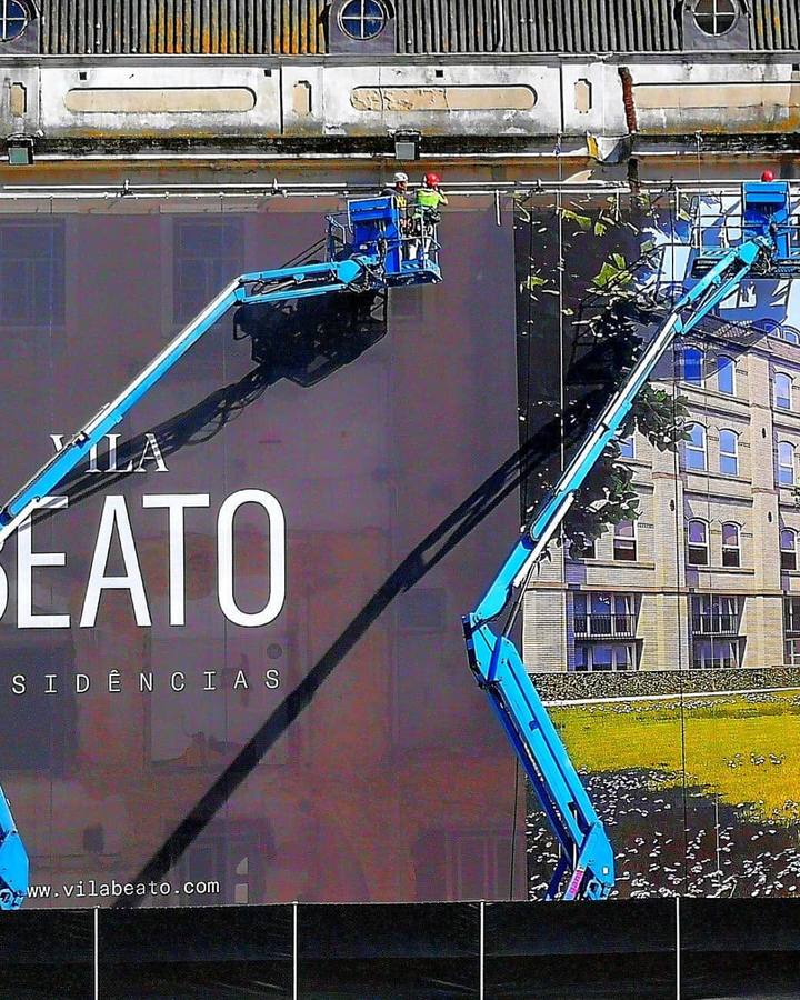 Equipa da DecorTeam a instalar lona de grande formato com plataformas elevatórias