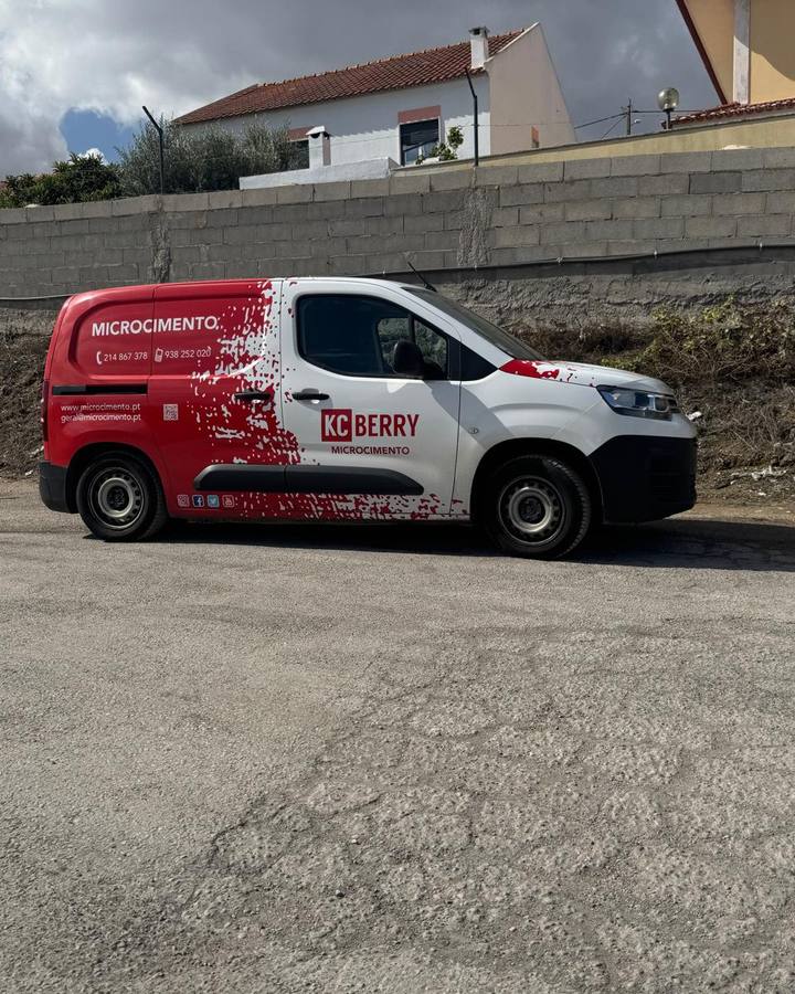 Carrinha comercial da Microcimento.pt decorada com vinil impresso integral em vermelho e branco